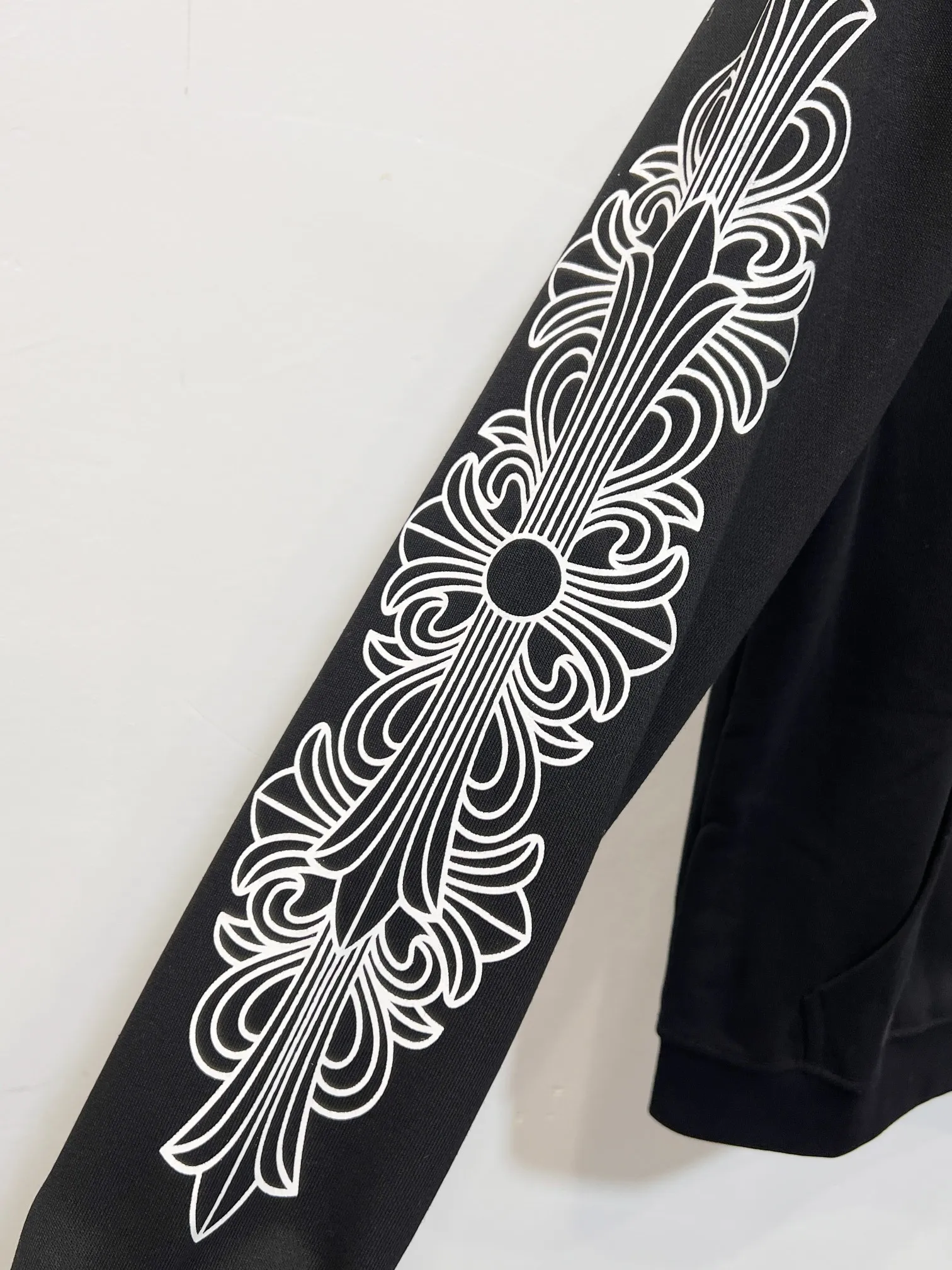 P260 (high quality) Style number: (G001) ChromeHearts 25 early autumn floral arm horseshoe hooded sweatshirt Sanskrit letter rattan flower cross horseshoe hooded sweatshirt The fabric is made of 440g pure cotton terry with matching threads Imported printing Original customization Hardware Color: Black Size: S-XL